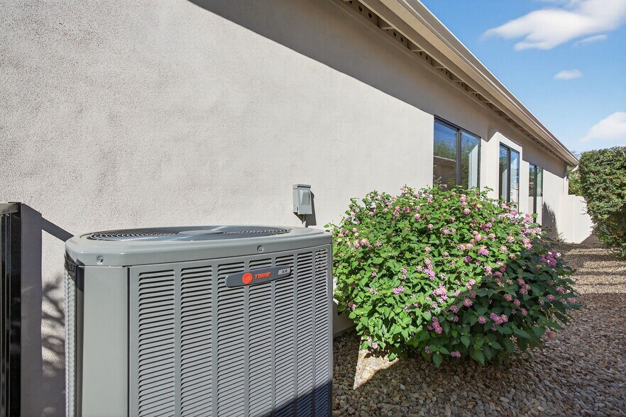 Building Photo - 7449 E Whistling Wind Way