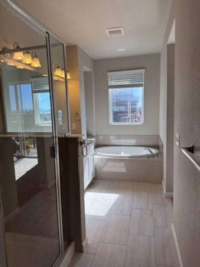 Building Photo - Modern Townhouse with Breathtaking Views –...