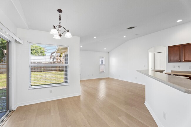 Building Photo - 1391 SW Bellevue Ave