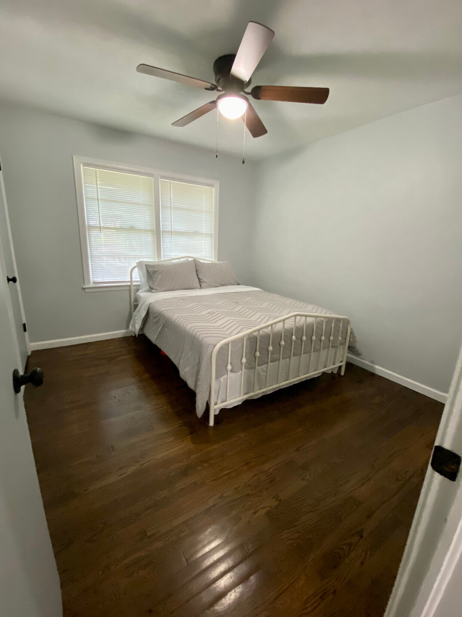 Queen-sized bed - 3172 Sandusky Dr