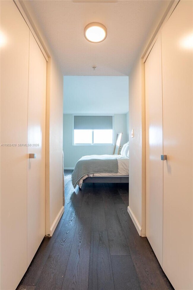 Building Photo - 1800 N Bayshore Dr