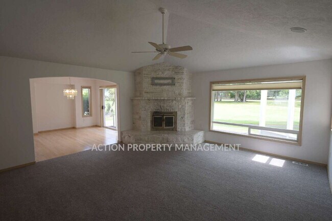 Building Photo - 2 bed + office, 2 bath, 2 car garage condo in Sunland