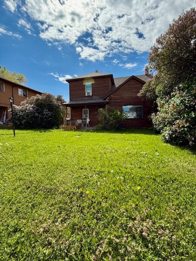 Building Photo - 3 Bedroom, 1 Bath Apartment for Rent - Clo...