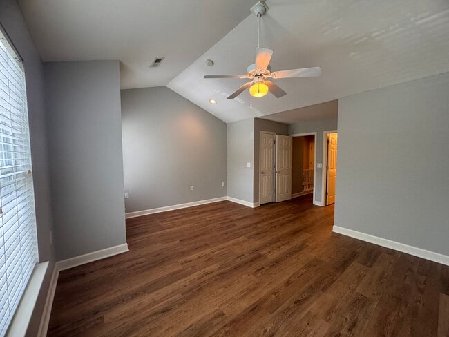 Building Photo - 2BR 2.5BA Townhome with Screened Porch