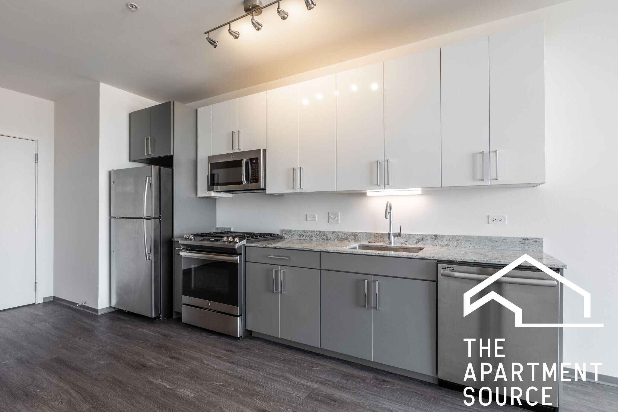 Building Photo - 2340 N California Ave