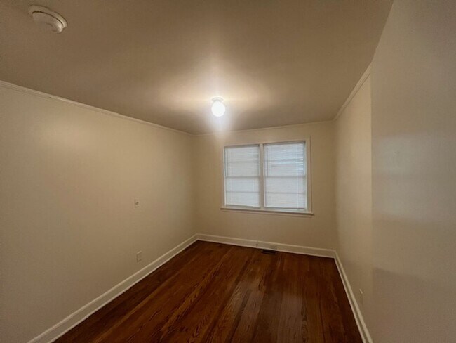 Building Photo - 3 bedroom 1 bath remodeled home.