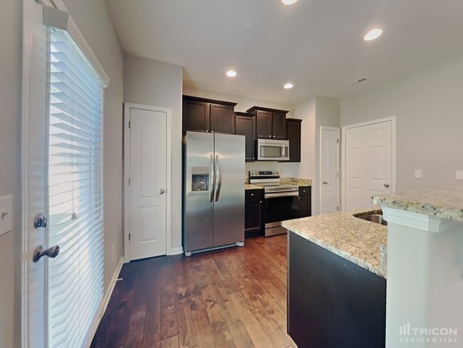 Building Photo - 2625 Meadow Crossing Dr