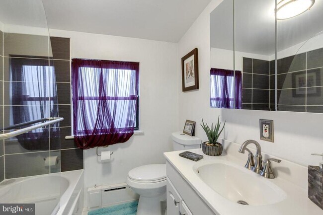 Building Photo - 1006 Morris St