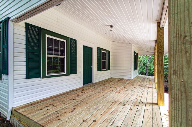 Building Photo - Convenient to Brevard & Hendersonville