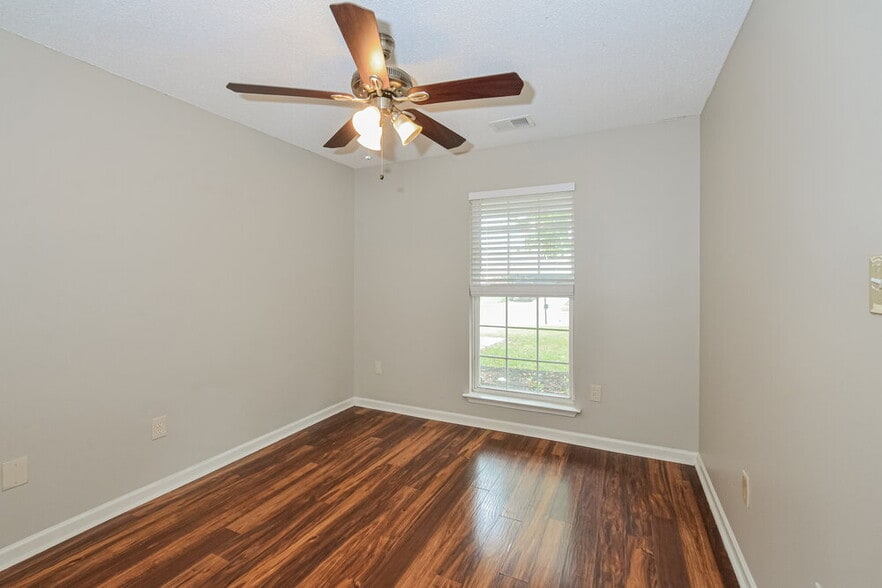 Building Photo - 1813 Cherry Creek Dr