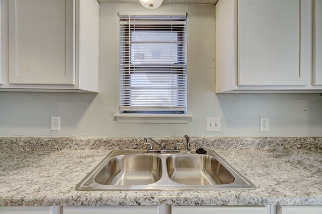 Building Photo - 3 bed 1 bath in Moore!