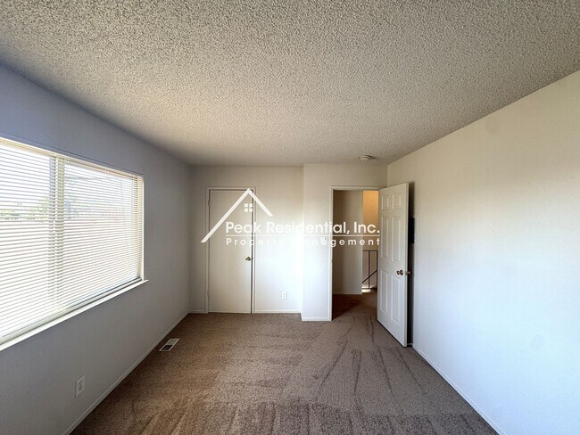 Building Photo - Charming 2 bedroom 1 bathroom Apartment!