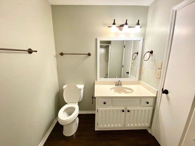 Building Photo - Spacious Jenks 4-Bedroom with NO Carpets &...