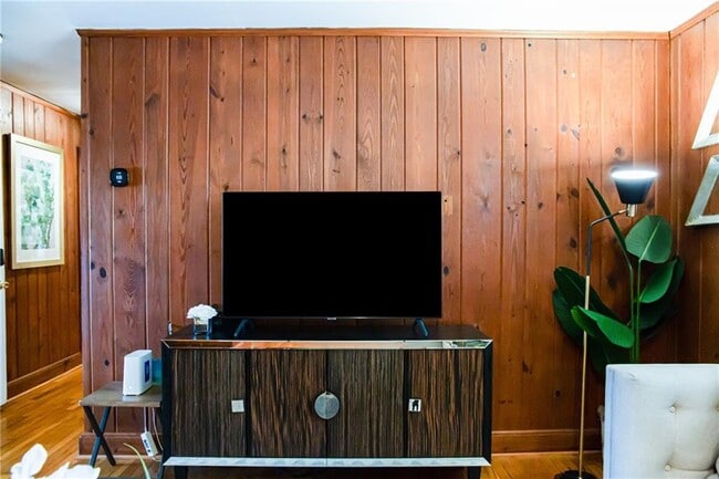 Building Photo - 4061 Lower Roswell Rd