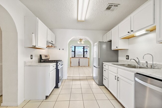 Building Photo - 3 bedroom 2 bath home with Acreage