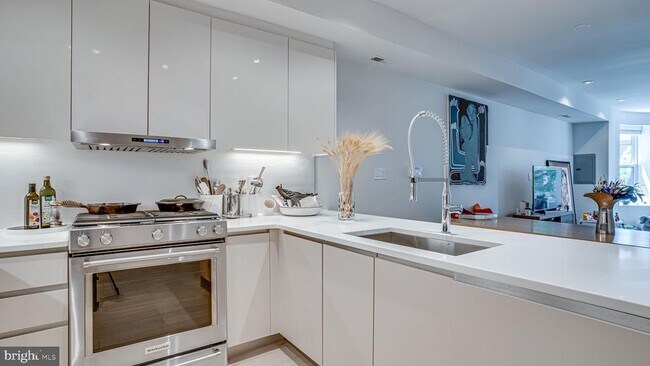 Building Photo - 2003 1st St NW