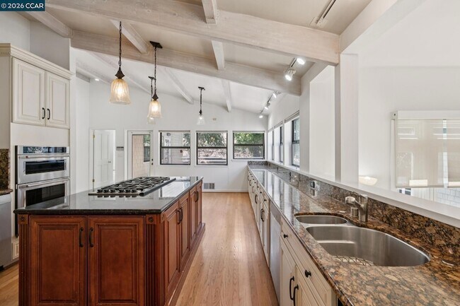 Building Photo - 660 La Casa Via