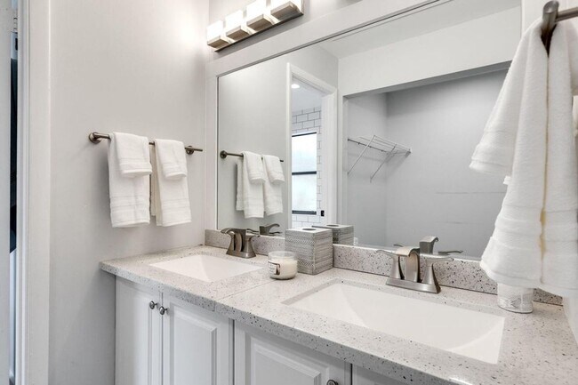 Building Photo - 13155 Chadwick Ct