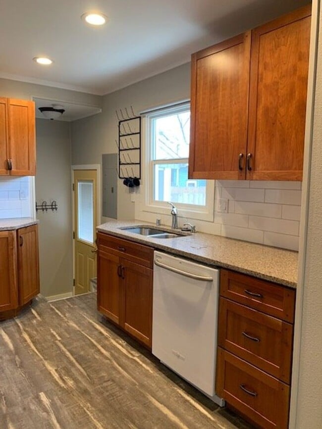 Building Photo - Renovated Modern Duplex