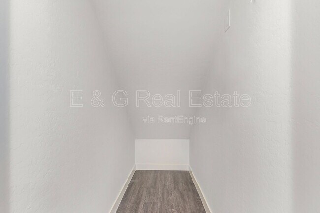 Building Photo - 3218 W Glendale Ave