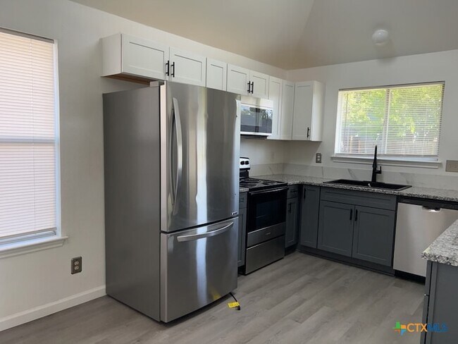 Building Photo - 2503 Armadillo Dr