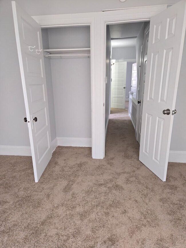 Building Photo - 315 E Morton St