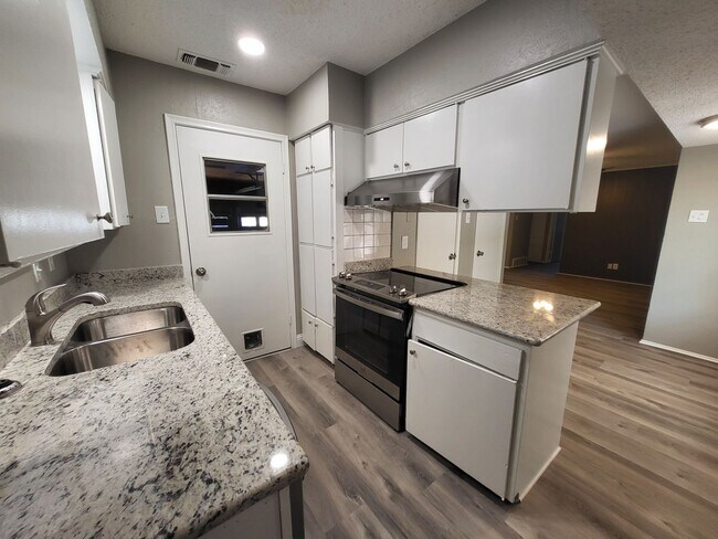 Building Photo - 2110 Redbud Ln
