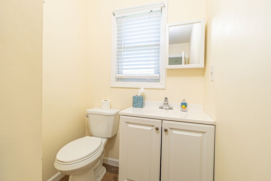 Building Photo - 14 Lee Pl