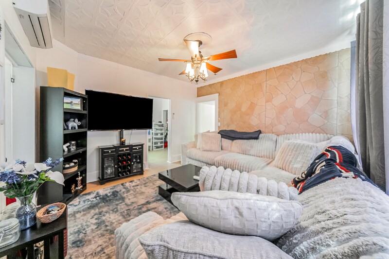 Building Photo - 2051 W 45th St