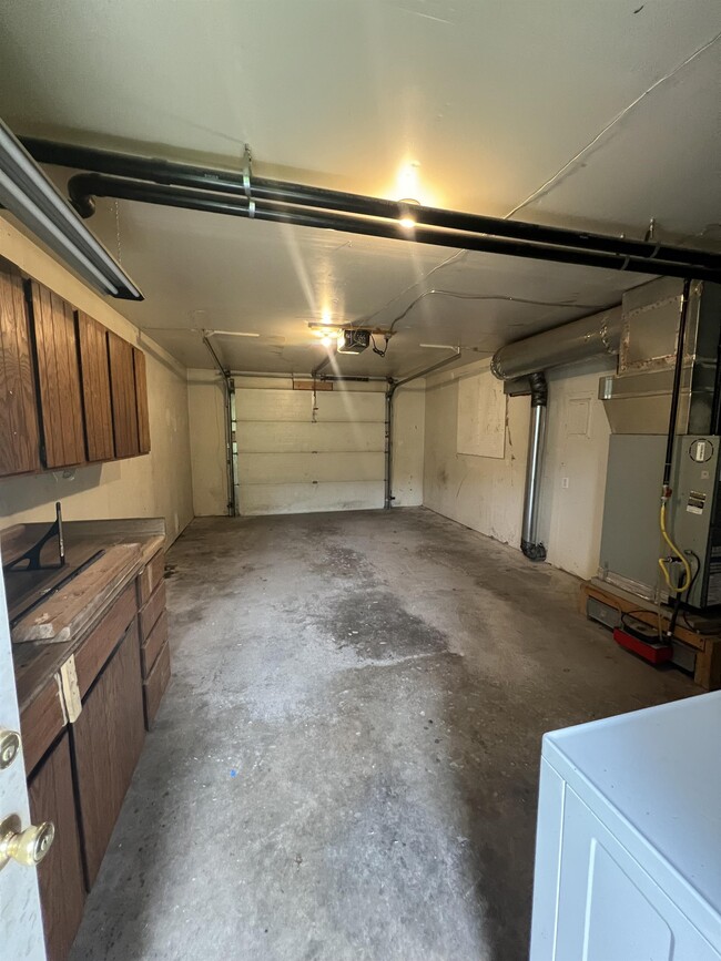 Building Photo - 617 W Fern Ave