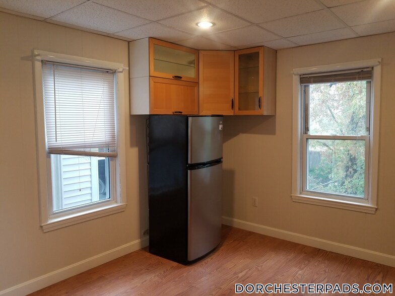 Building Photo - 105 Buttonwood St