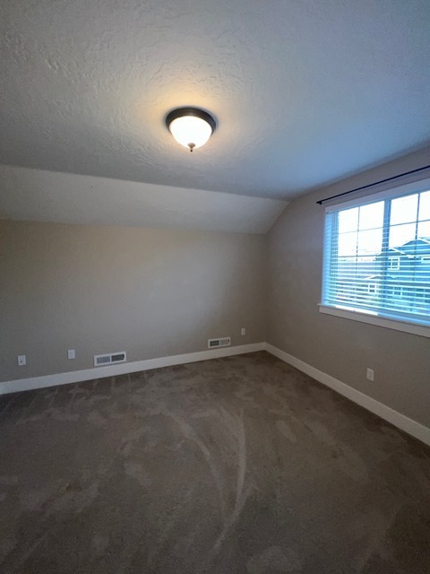 Building Photo - 4 Bed 2.5 Bath in Boise!