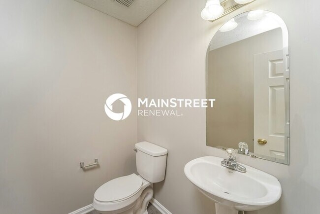 Building Photo - 4 Bedroom Pet-Friendly Home in Louisville, KY with Main Street Renewal