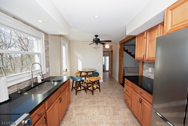 Building Photo - 6 Lakeview Terrace
