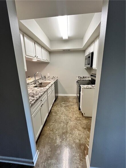 Building Photo - 382 Fairway Dr