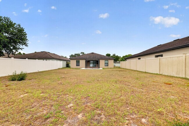 Building Photo - Available June 15th! 3BR Home in Tavares with Huge Backyard