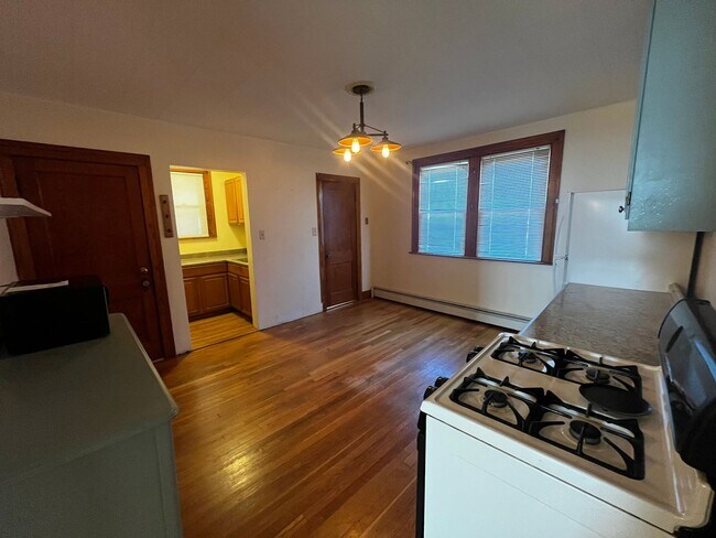 Building Photo - Inviting 2-Bedroom 2nd Floor Apartment in ...