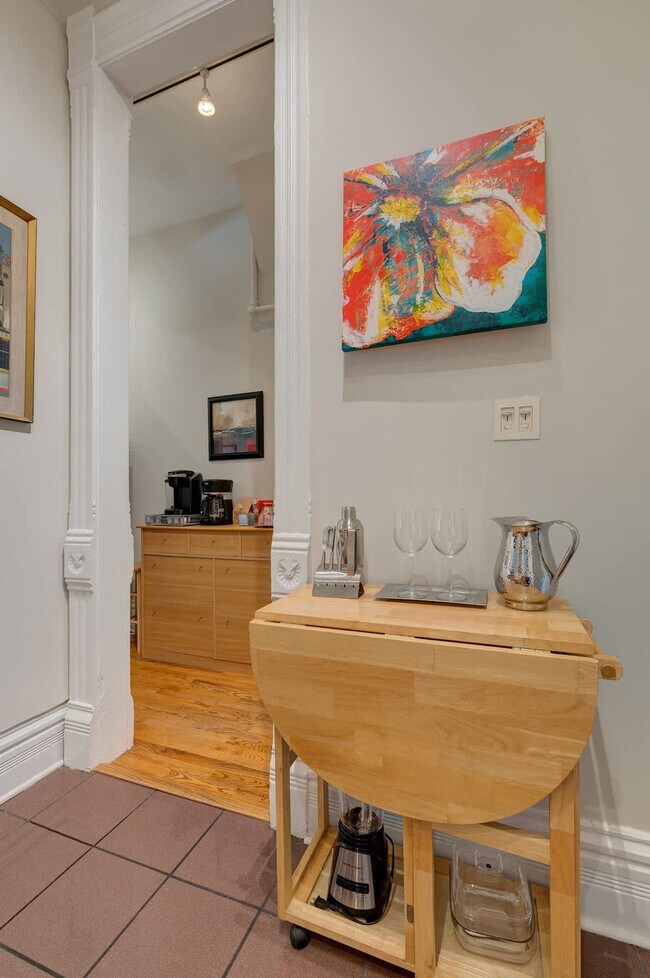 Building Photo - 219 W Eugenie St