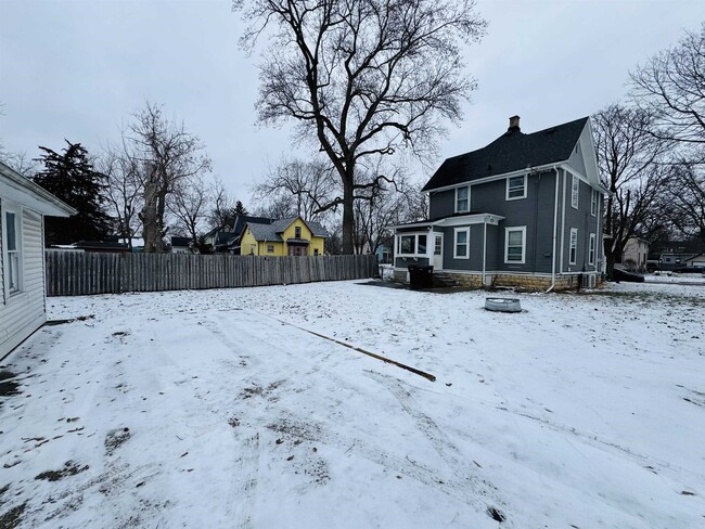 Building Photo - 916 9th St