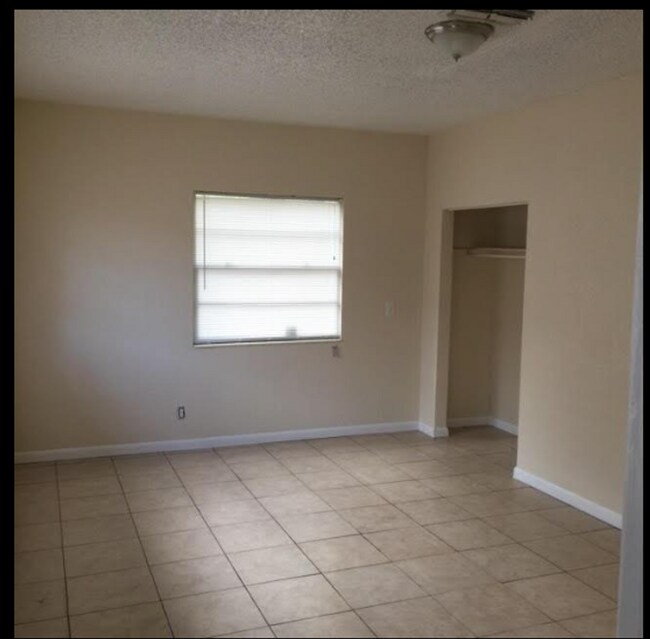 Building Photo - 3 Bedroom 1.5 Bathroom Home For Rent - Close to Downtown St Petersburg