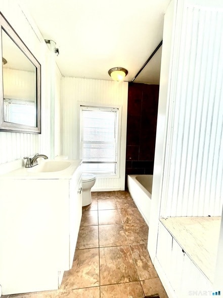 Building Photo - 128 Franklin St