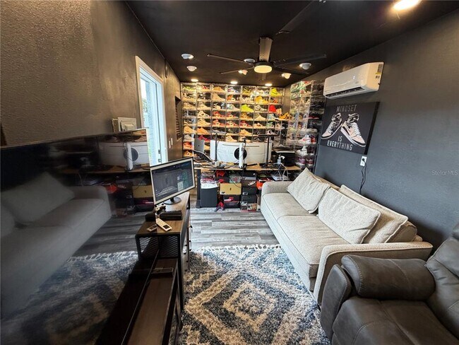 Building Photo - 305 Michigan Pl