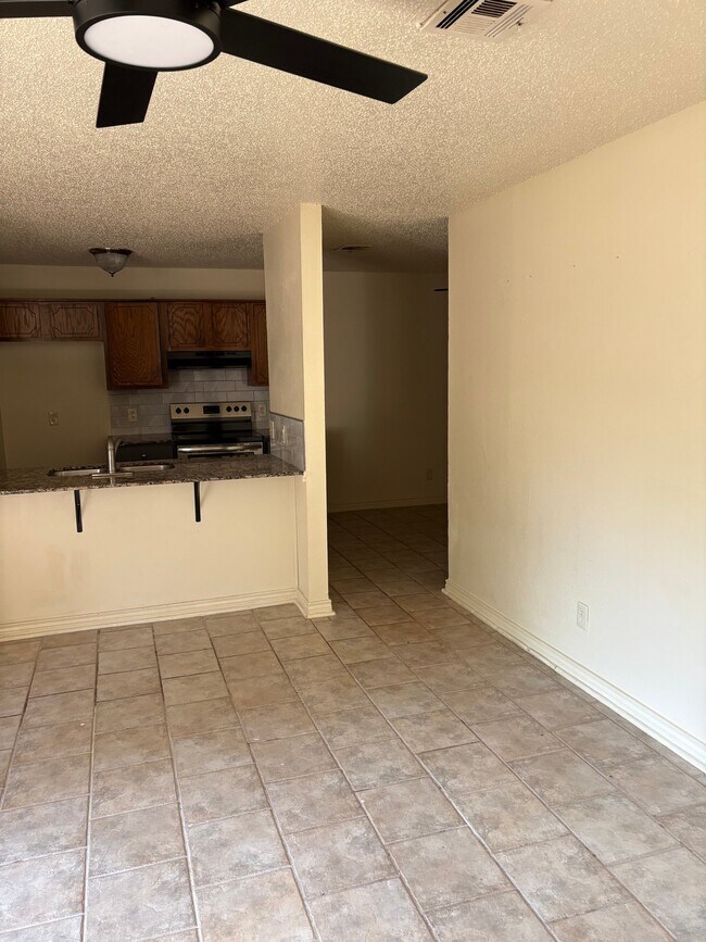 Building Photo - 1020 N Turtle Creek Dr