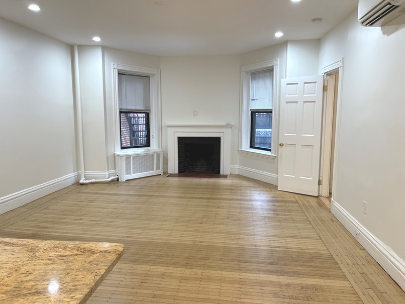 Building Photo - 172 Newbury St