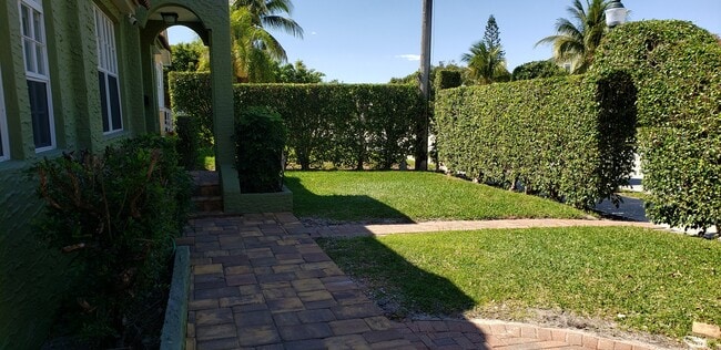 Building Photo - 410 Monroe Dr