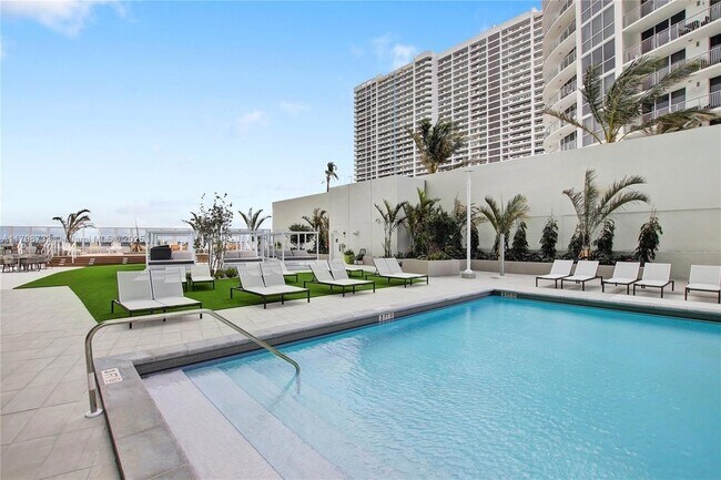 Primary Photo - 1756 N Bayshore Dr