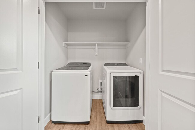 Building Photo - Mountain Views! 3 Bed/2.5 Bath Duplex with Fully Fenced Backyard - Golden Market Lane