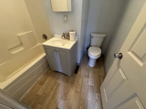Building Photo - Charming 1-Bedroom Home Retreat in Minneapolis – Cozy Living Awaits on Dupont Ave!"
