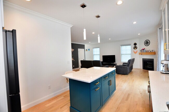 Building Photo - 5 Oakwood Cir