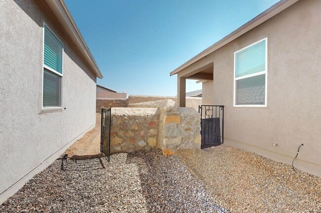 Building Photo - Charming 3 bedroom, 2 bath home in East El...